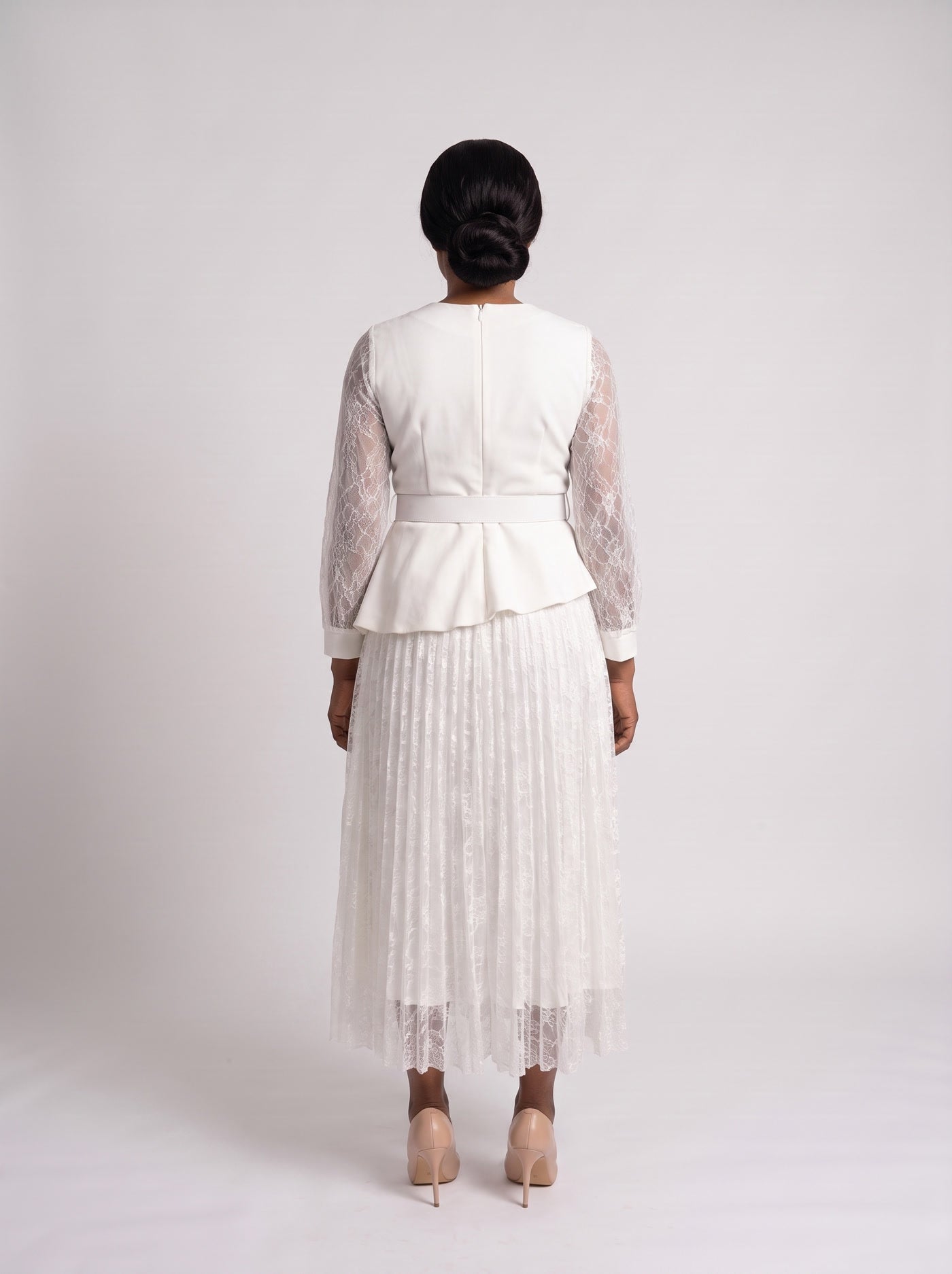 JF-09 robe péplum ivoire en dentelle plissée, vue de dos