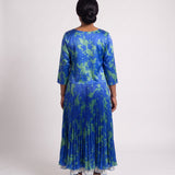JF-23 robe taille basse en satin imprimé bleu et vert, vue de dos