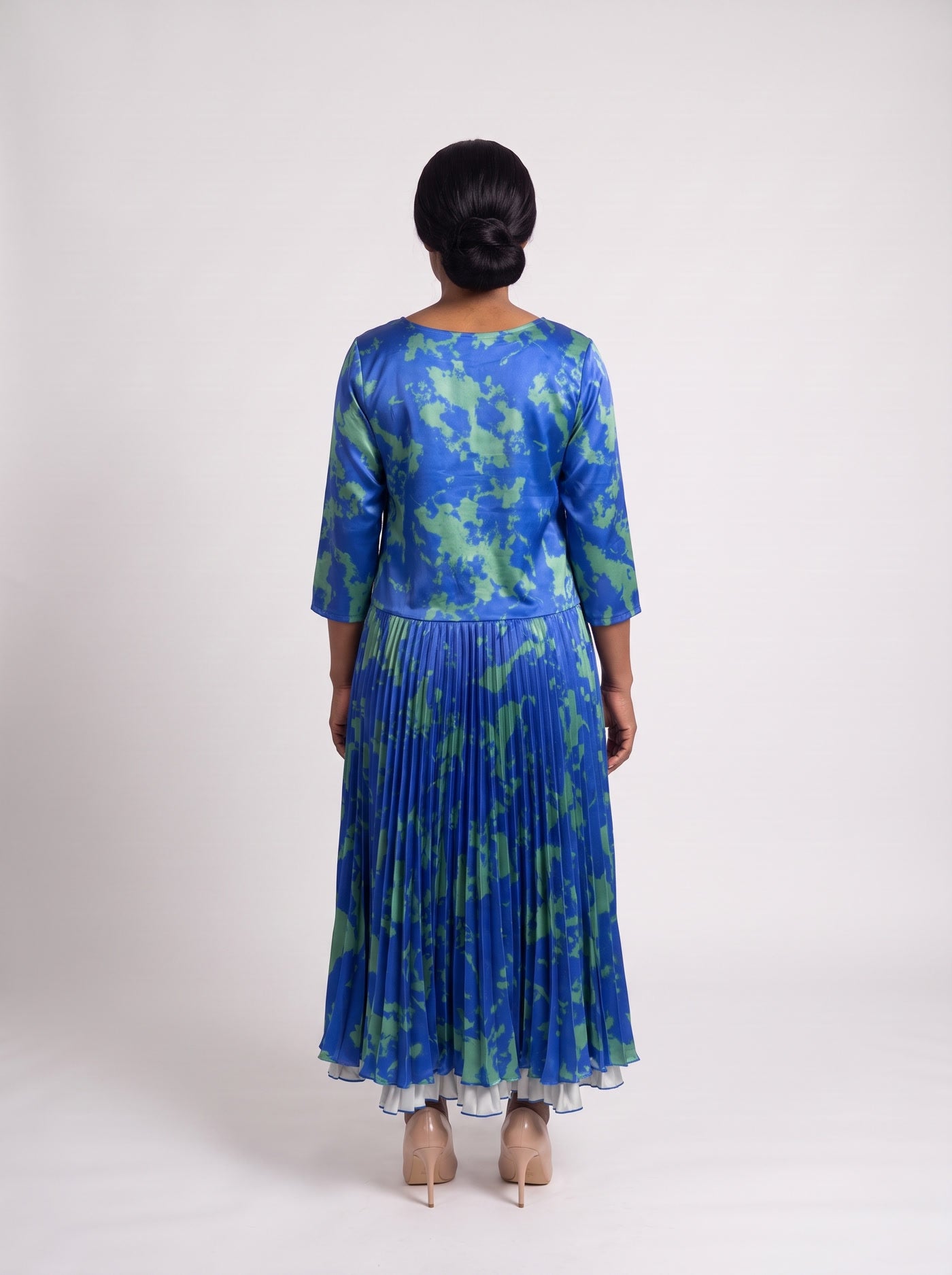JF-23 robe taille basse en satin imprimé bleu et vert, vue de dos