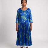JF-23 robe taille basse en satin imprimé bleu et vert, vue de face