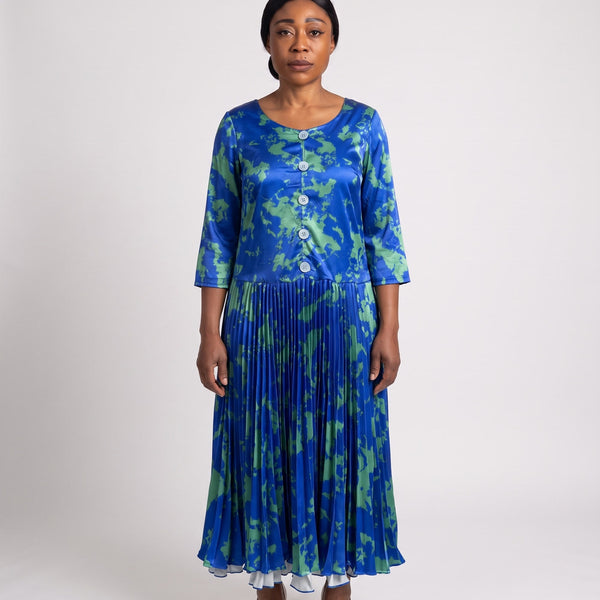 JF-23 robe taille basse en satin imprimé bleu et vert, vue de face