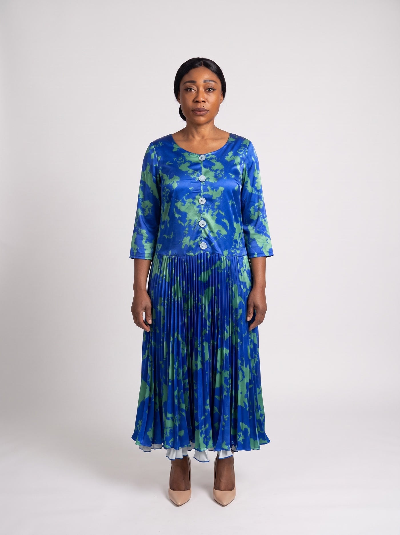 JF-23 robe taille basse en satin imprimé bleu et vert, vue de face