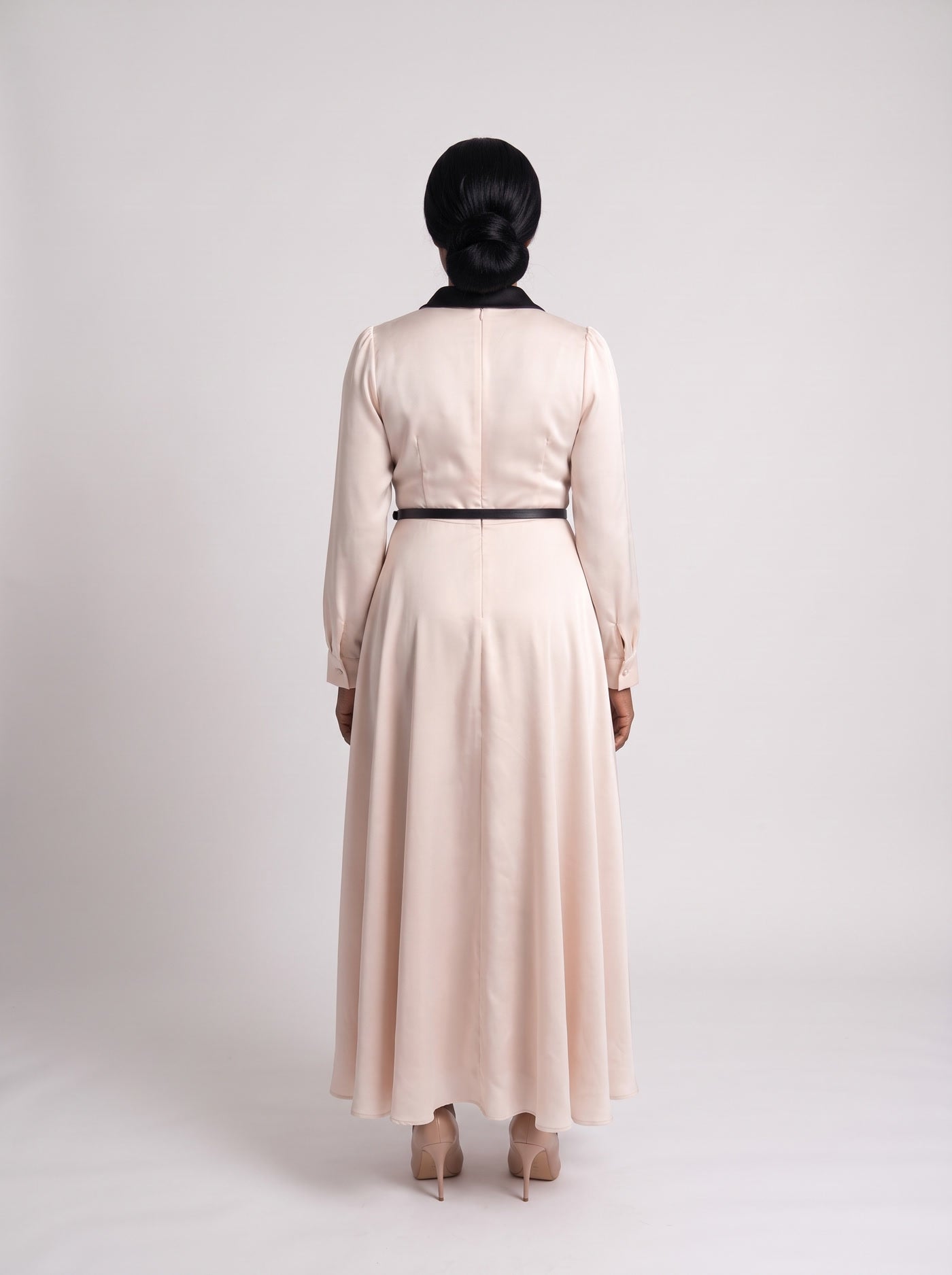 JF-25 robe portefeuille rose poudré à col noir, vue de dos
