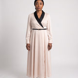 JF-25 robe portefeuille rose poudré à col noir, vue de face