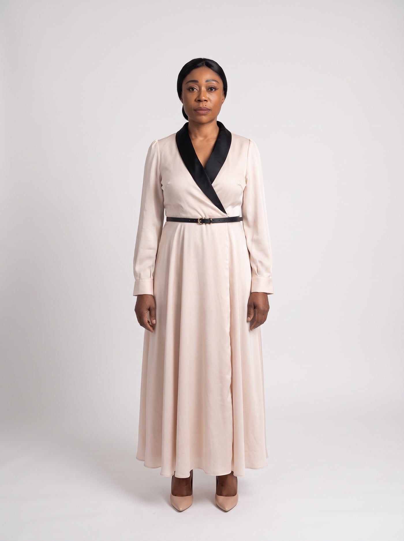 JF-25 robe portefeuille rose poudré à col noir, vue de face