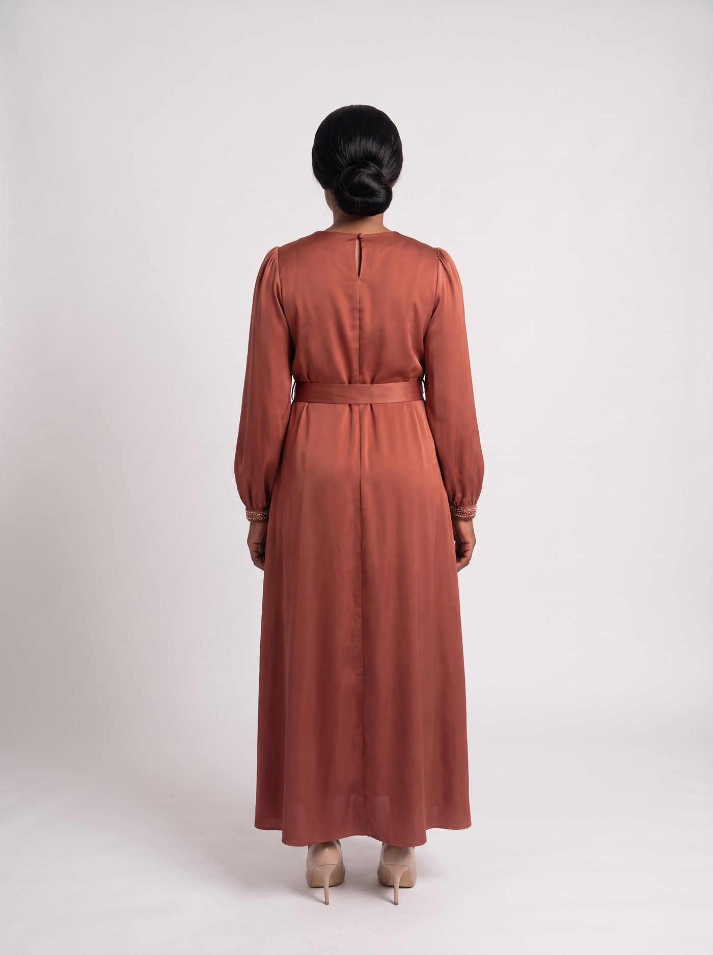 JF-28 robe ligne A terracotta à broderie perlée, vue de dos