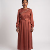 JF-28 robe ligne A terracotta à broderie perlée, vue de face