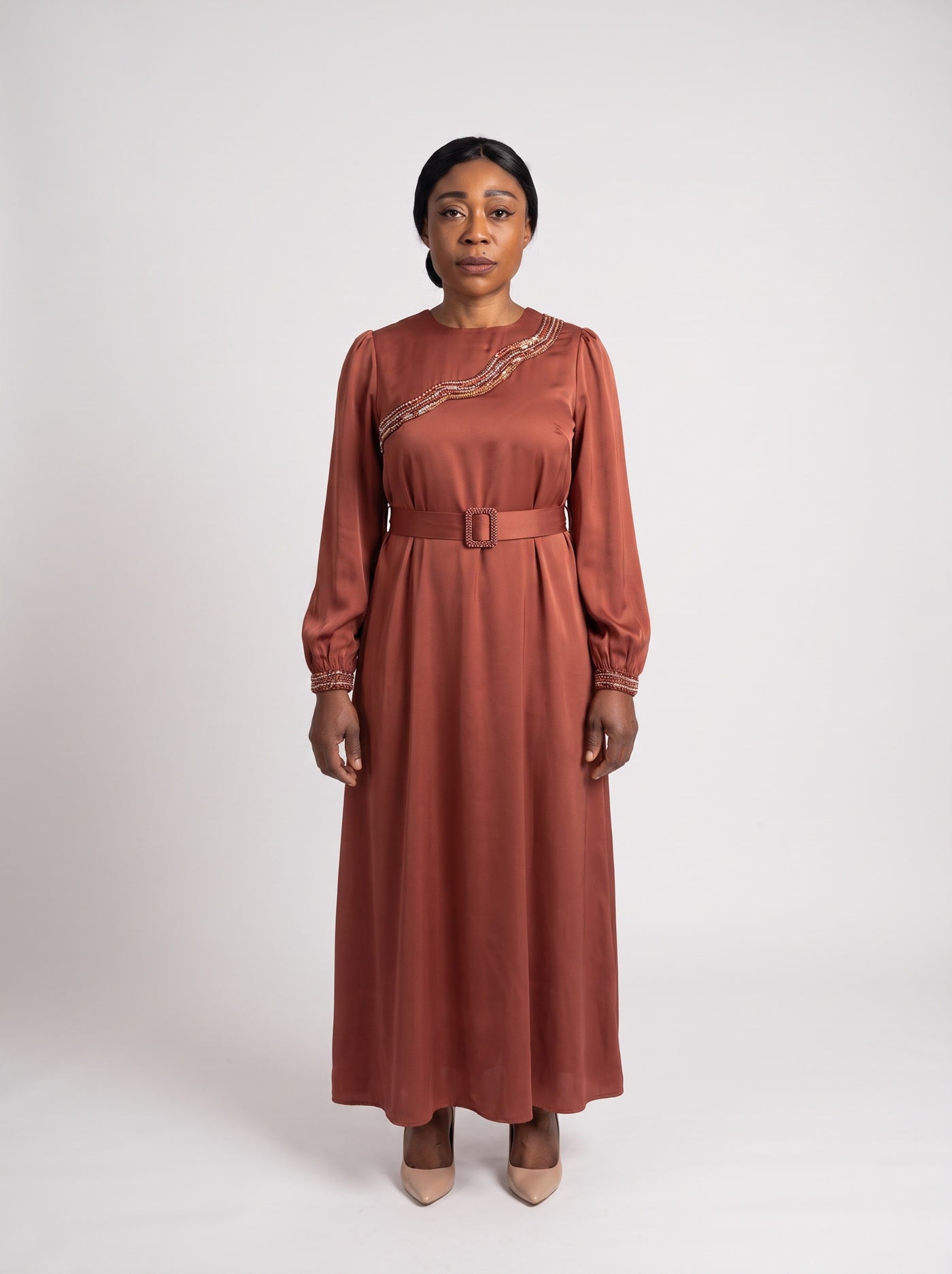 JF-28 robe ligne A terracotta à broderie perlée, vue de face